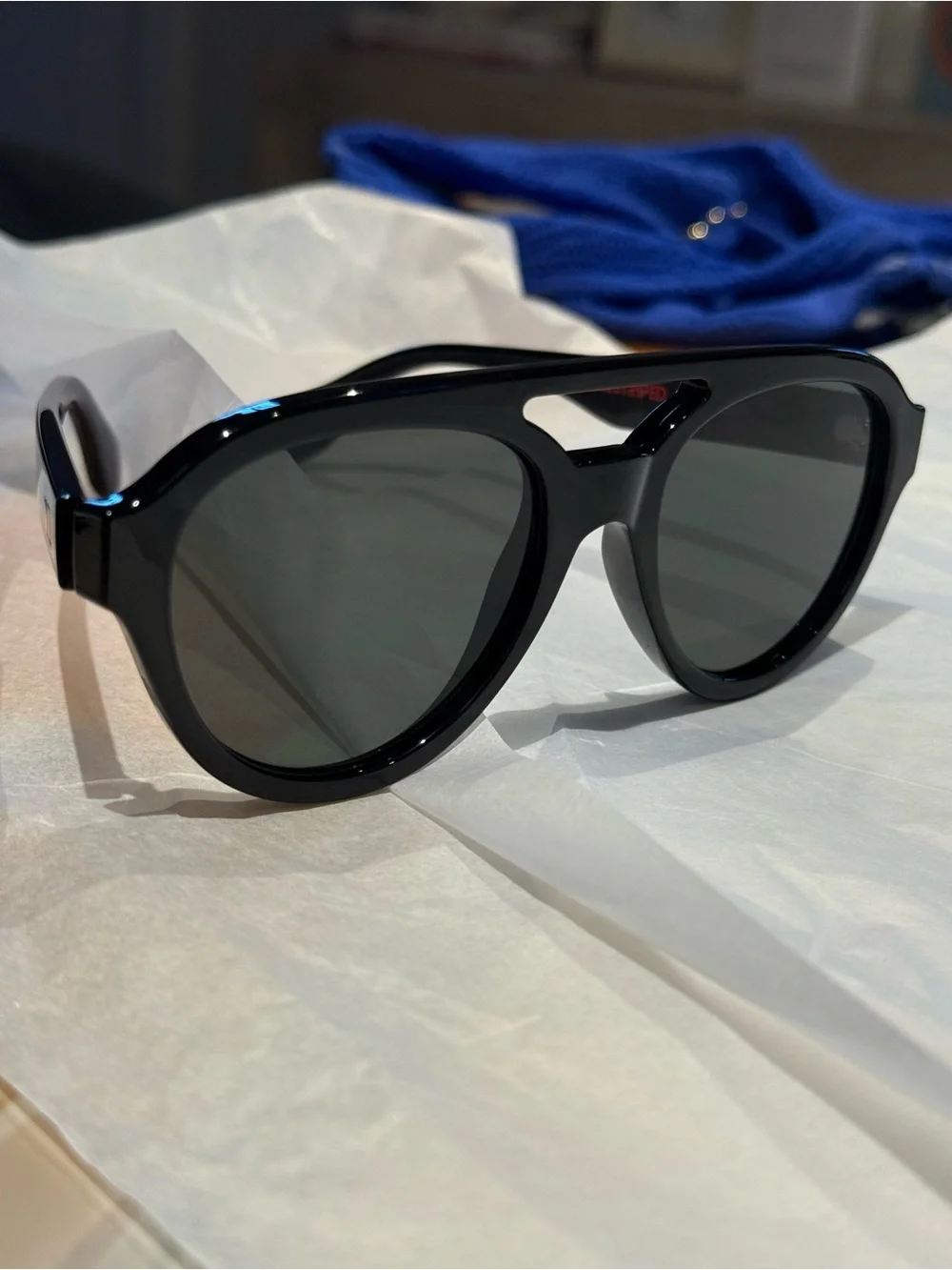 Solid & Striped by Le Specs Black Glossy Round-Edge Women's Sunglasses